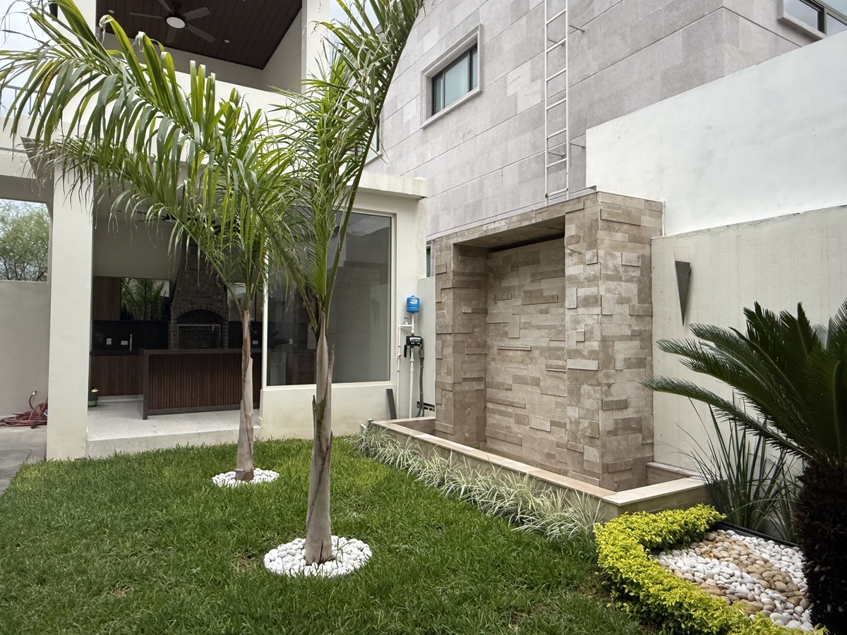 4 of 49: Jardin con cascada y asador