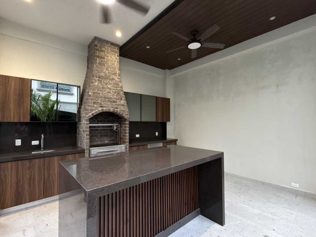 5 of 49: Asador exterior