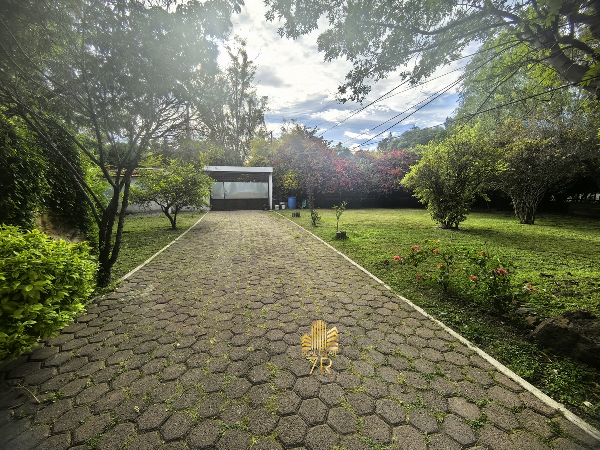 1 of 48: Jardín frontal y acceso principal