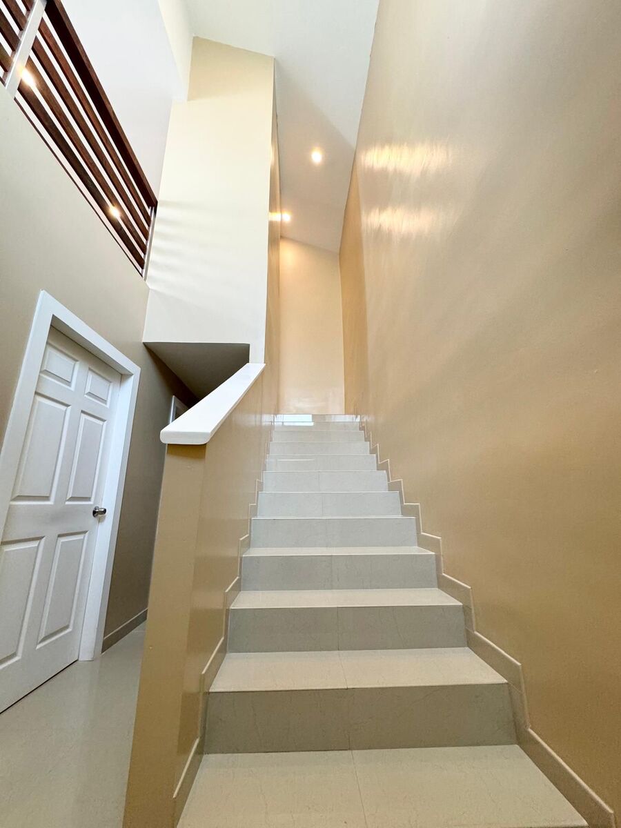 2 de 10: Escaleras para subir al segundo nivel