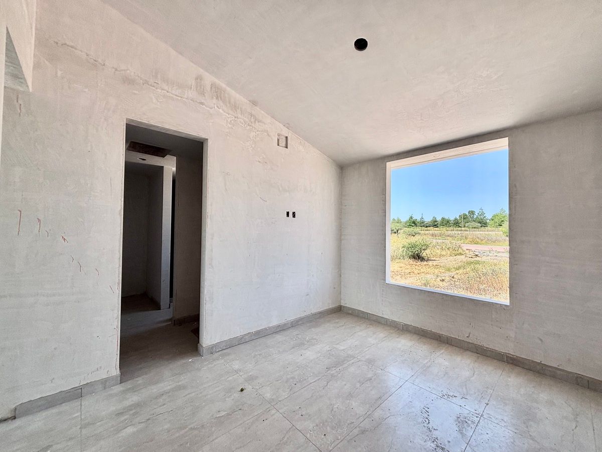 22 de 44: Recámara principal con vestidor y baño completo .