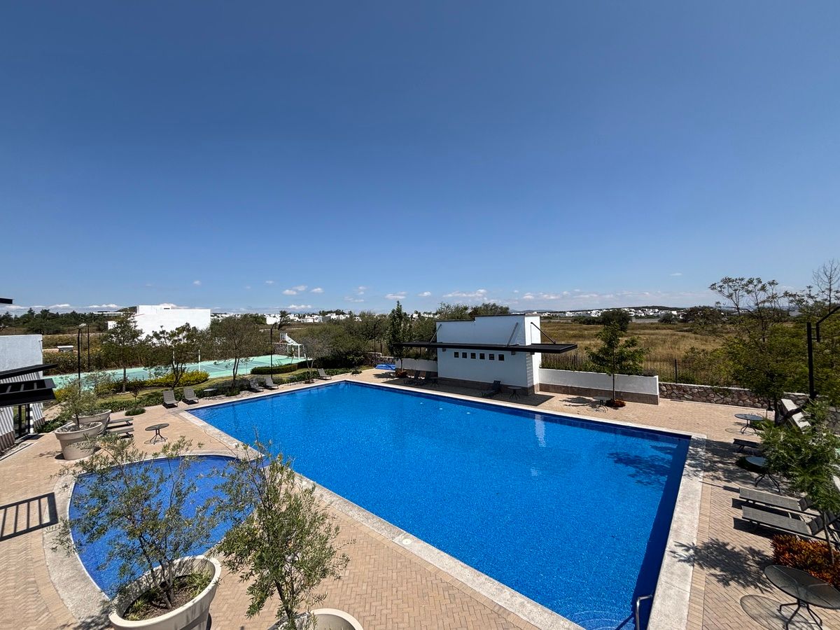 38 de 44: Alberca semi olimpica con chapoteadero