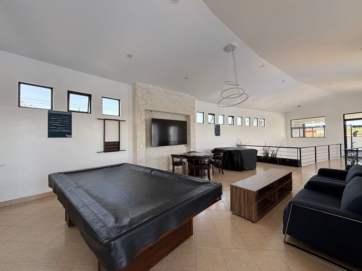 36 de 44: Area social con mesa de billar, T.V.y mesa de juegos.