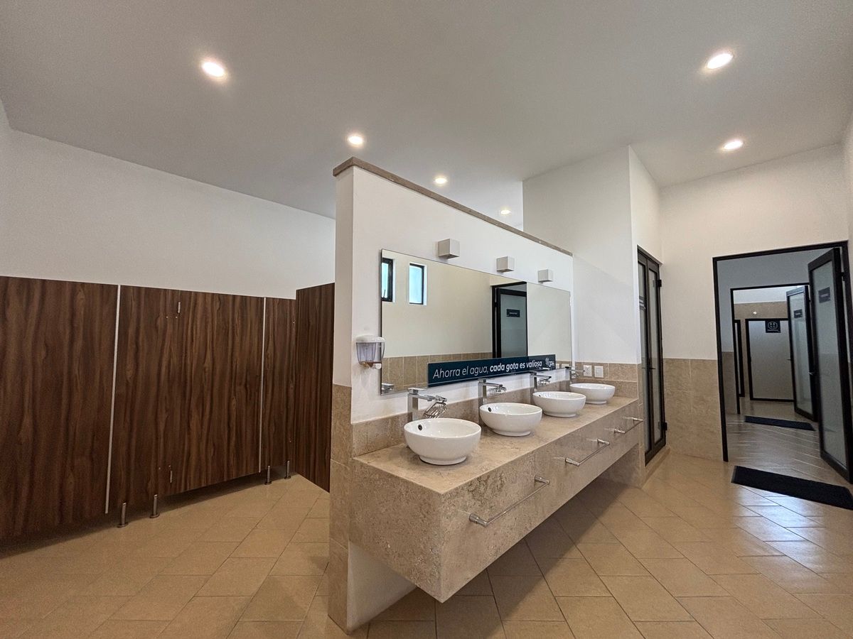 41 de 44: Area de regaderas.