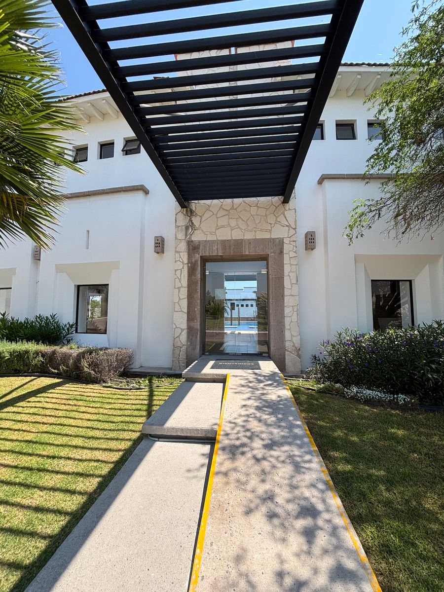 30 de 44: Acceso principal a  casa club.