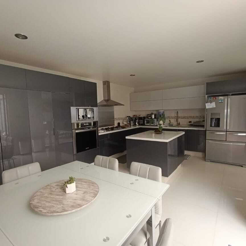 8 de 26: Cocina con barra de granito y modernos acabados