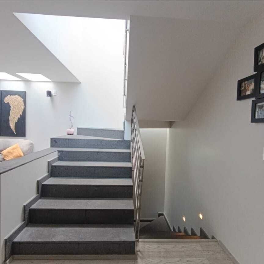 11 de 26: Escaleras forradas de cantera con luces de cortesía