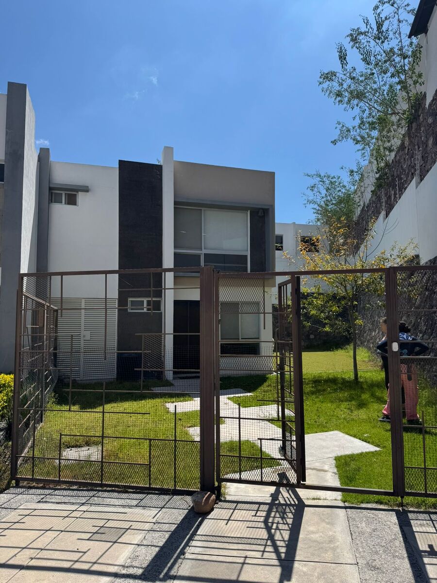 1 de 14: Entrada con jardín y lugar para 5 autos
