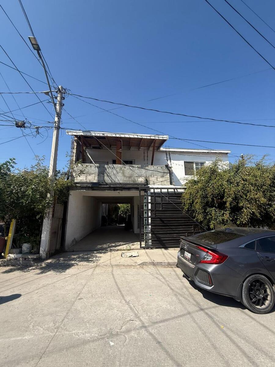 3 of 15: Fachada de la propiedad