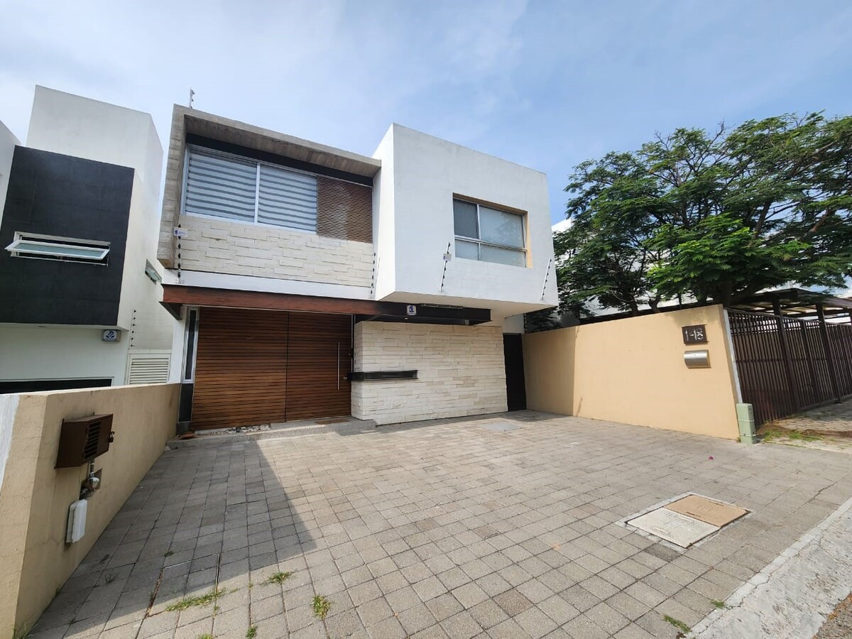 1 of 19: Fachada