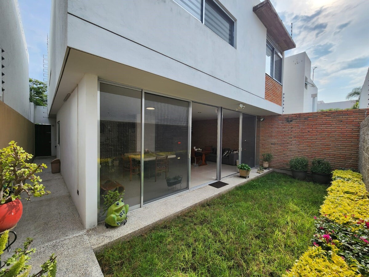 5 of 19: Jardín