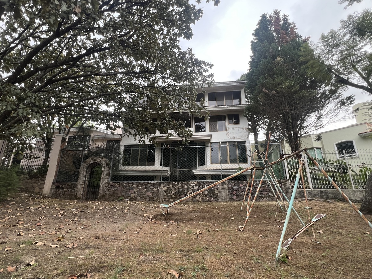 29 of 31: Área de juegos en bosque