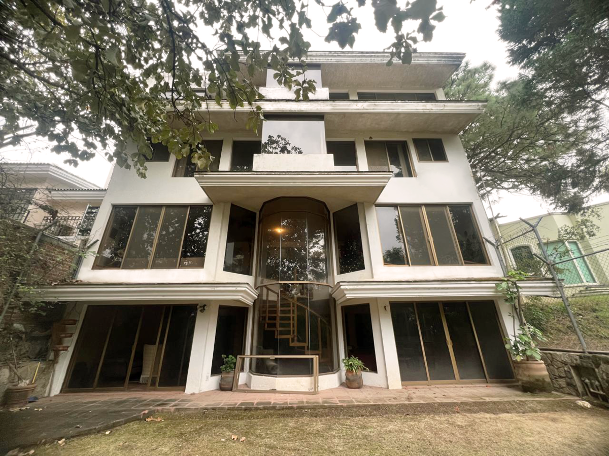 1 of 31: Vista trasera al bosque