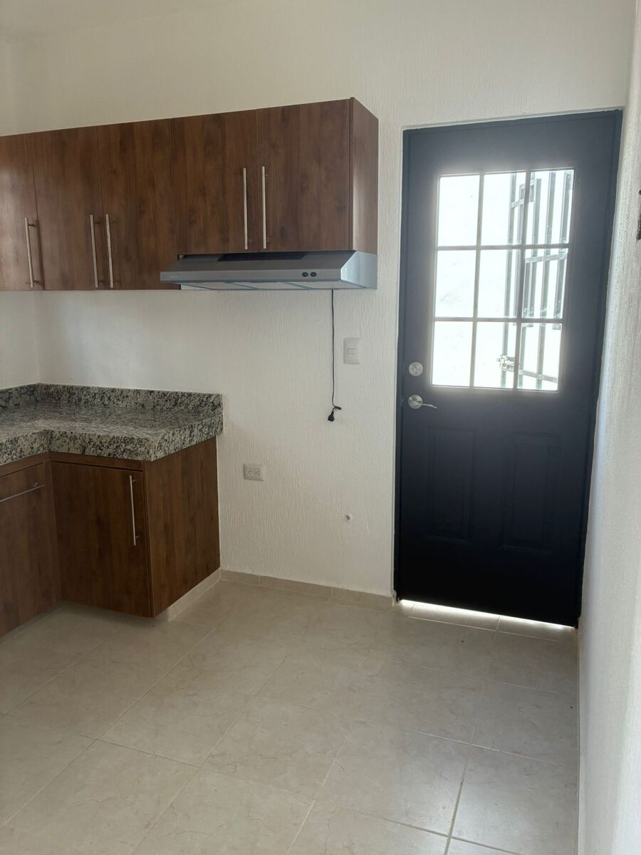 2 de 22: COCINA PUERTA DE SALIDA PASILLO LATERAL