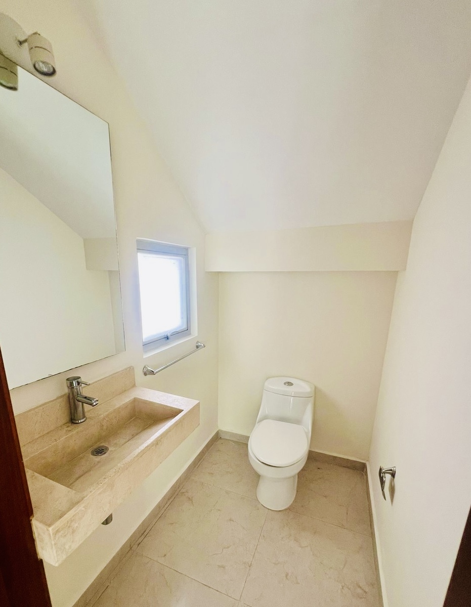 3 of 20: Medio baño de visitas