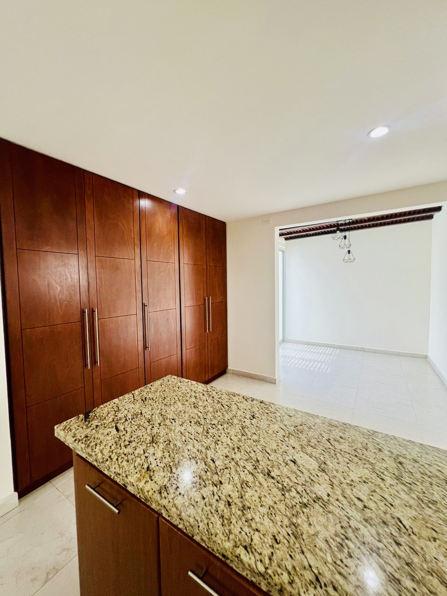 5 of 20: Clóset de Despensa