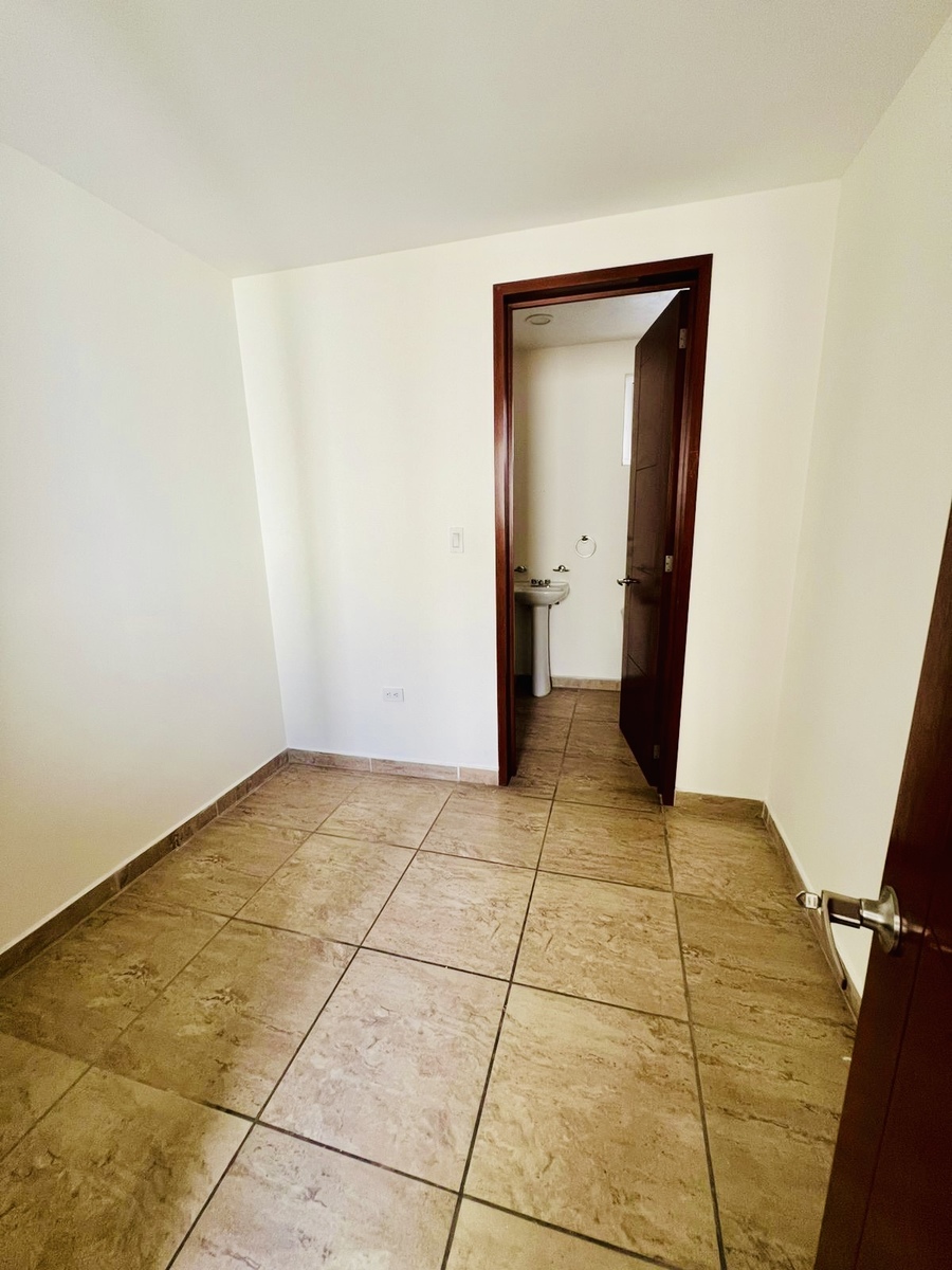 7 of 20: Cuarto de servicio con baño completo