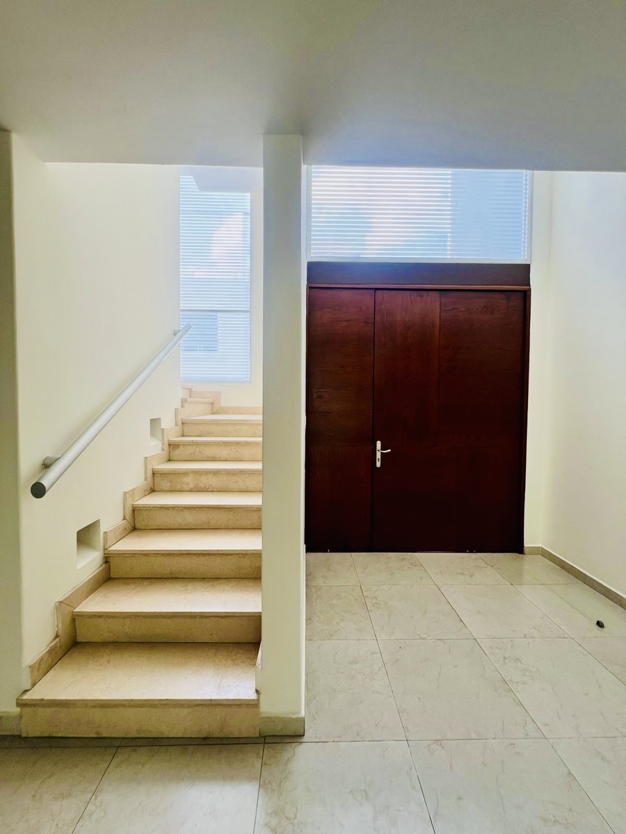 9 of 20: Entrada principal