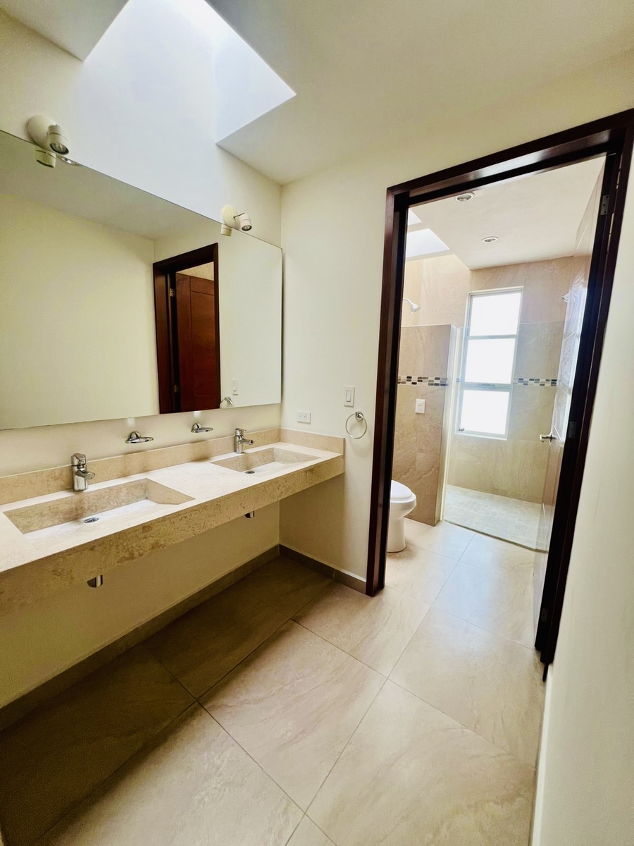 13 of 20: Baño con doble lavamanos