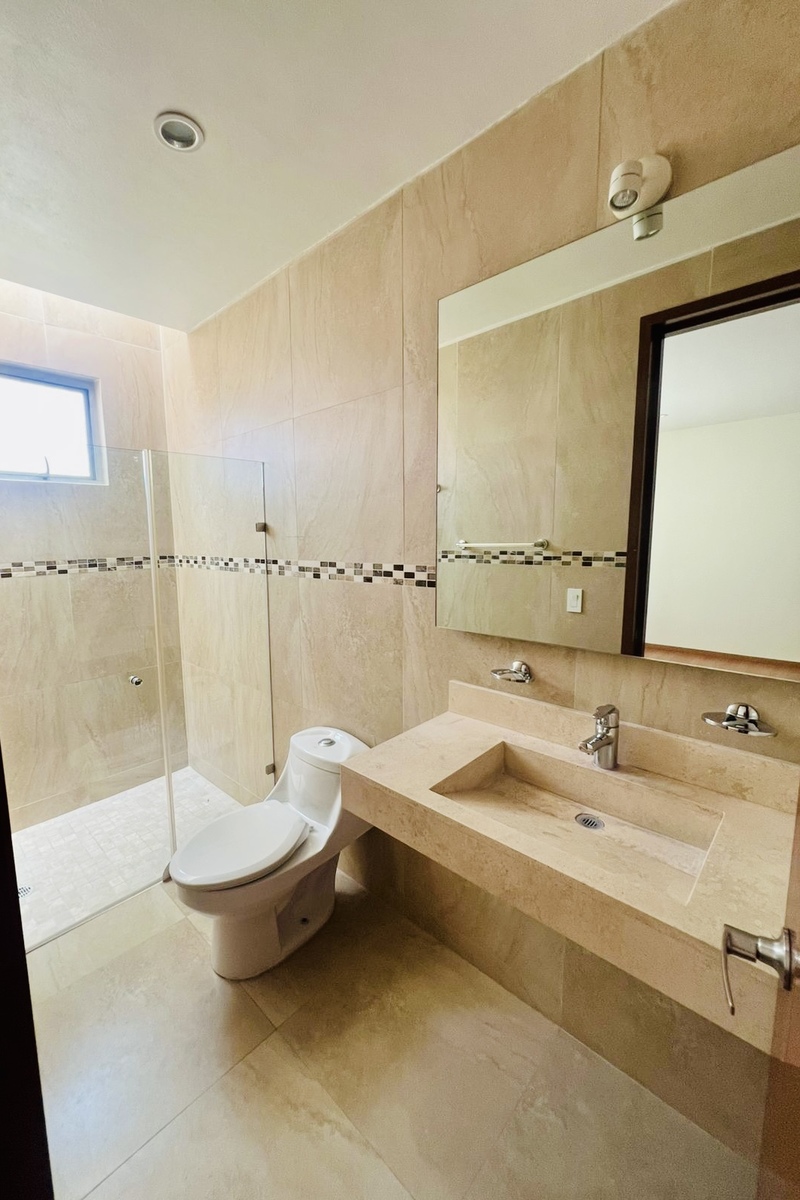 15 of 20: Baño de recámara