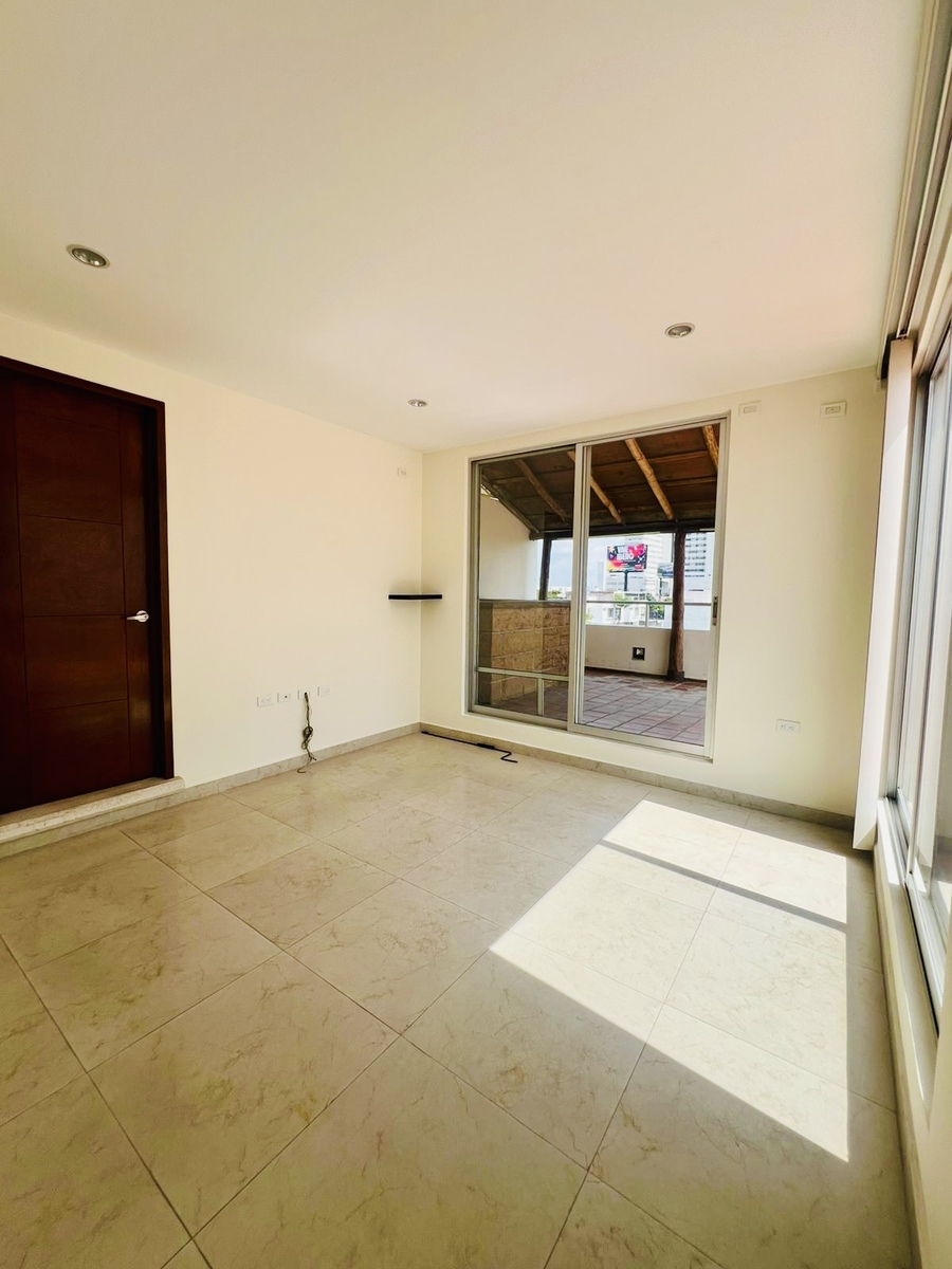 17 of 20: Salón de juegos con baño completo y salida al Roof