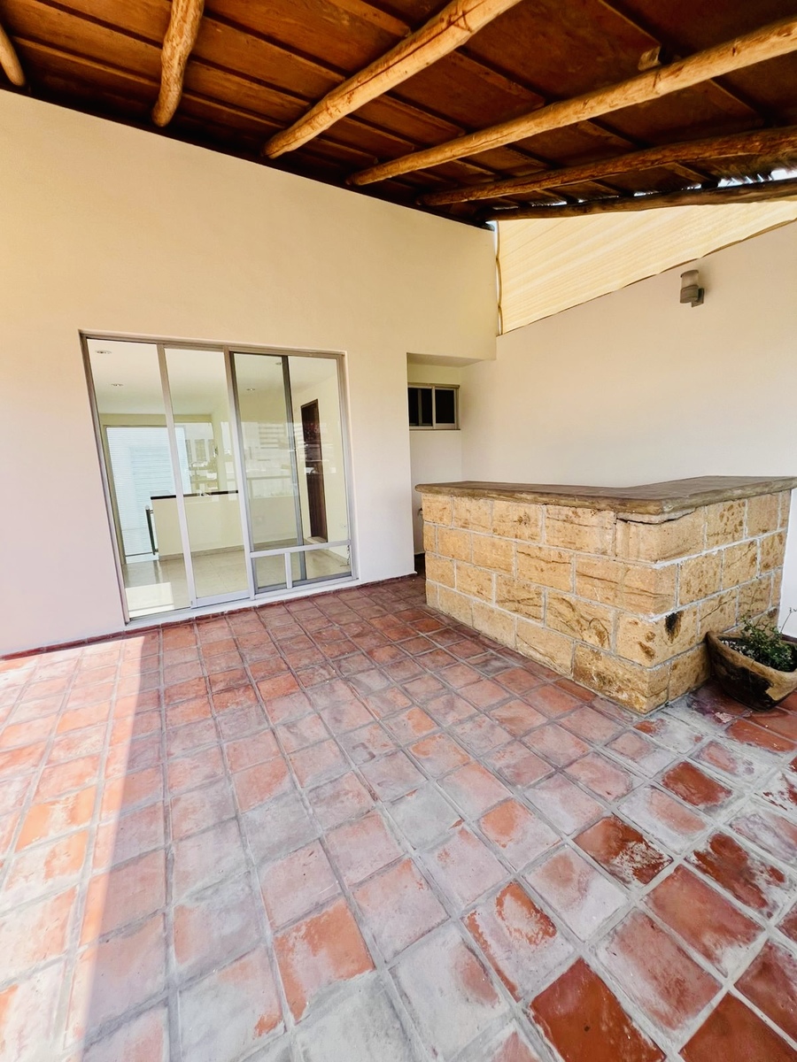 18 of 20: Barra del Roof