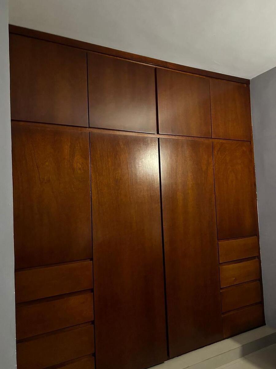 13 of 33: Closet madera cedro