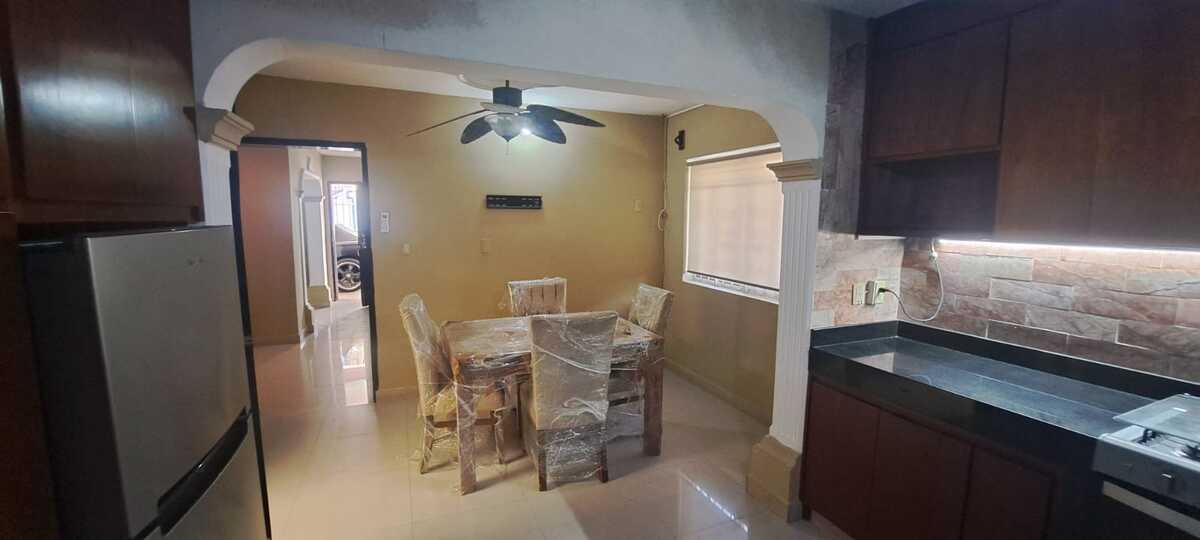 4 of 33: La cocina se entrega con refrigerador, estufa, y comedor new