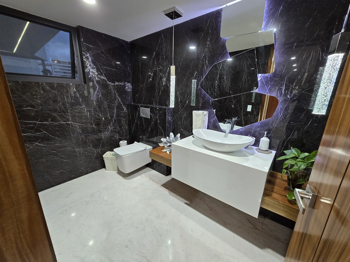 4 of 50: 1/2 BAÑO