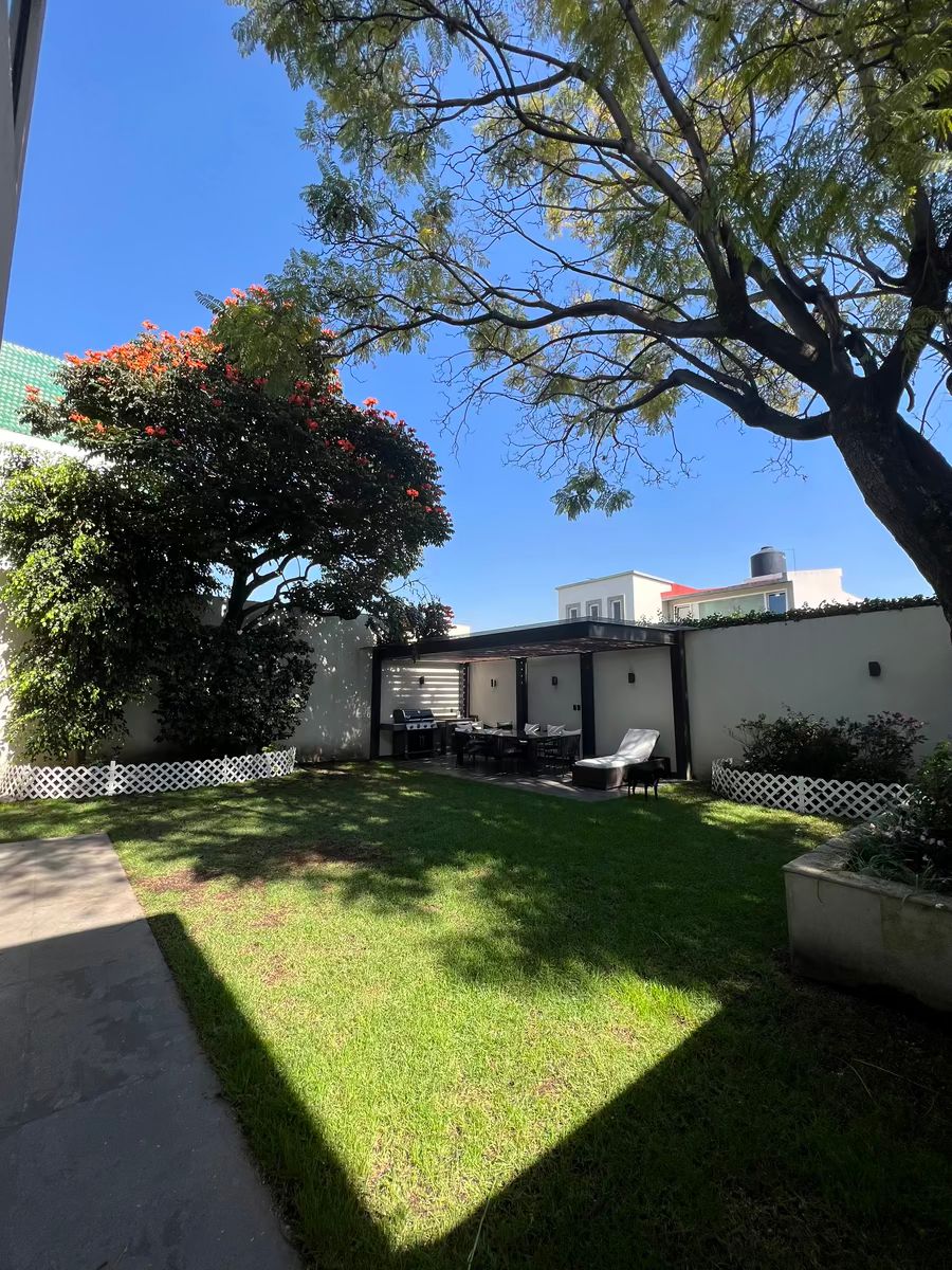 5 de 32: Amplio Jardín