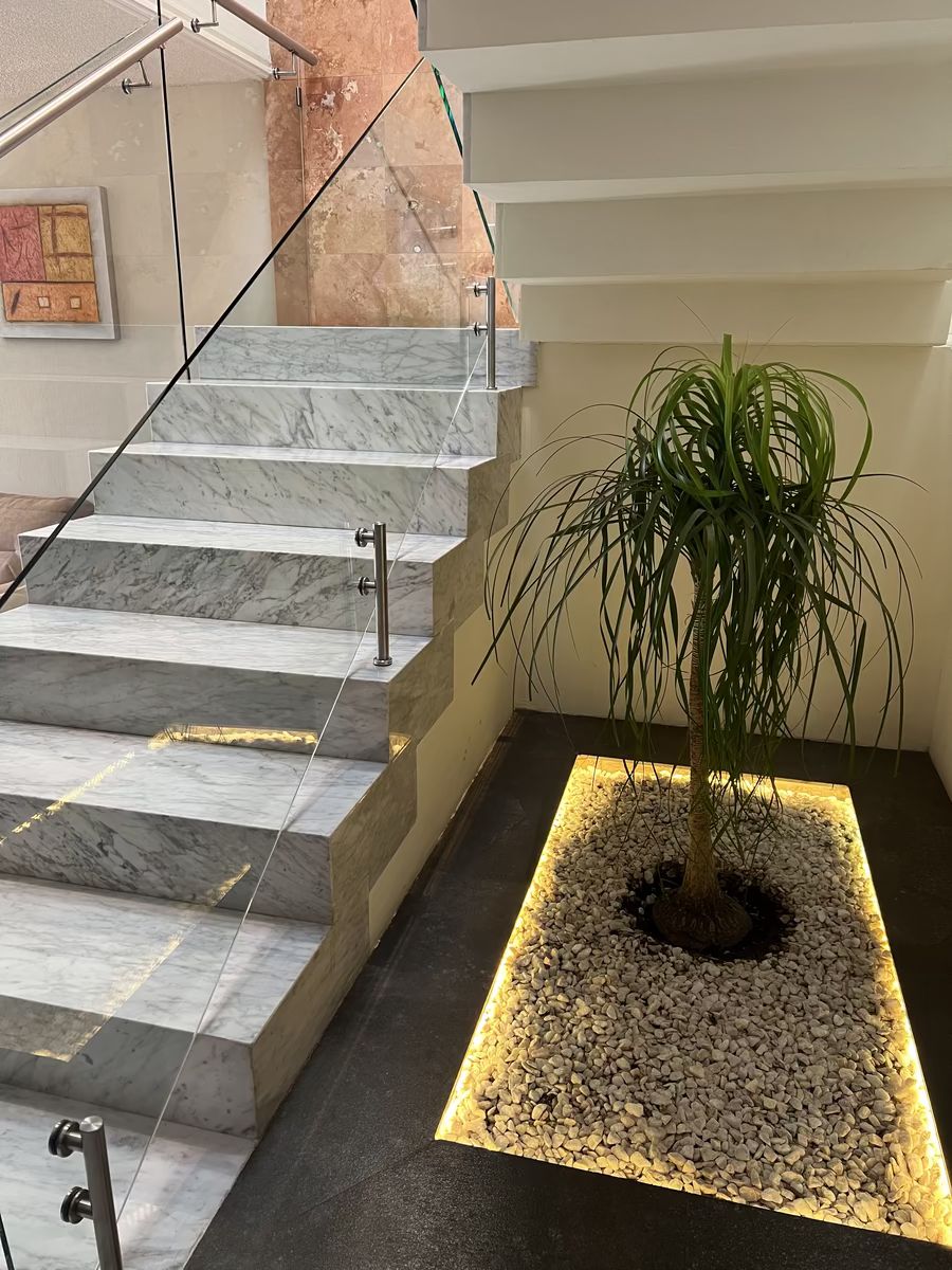 3 of 35: Escalera interna