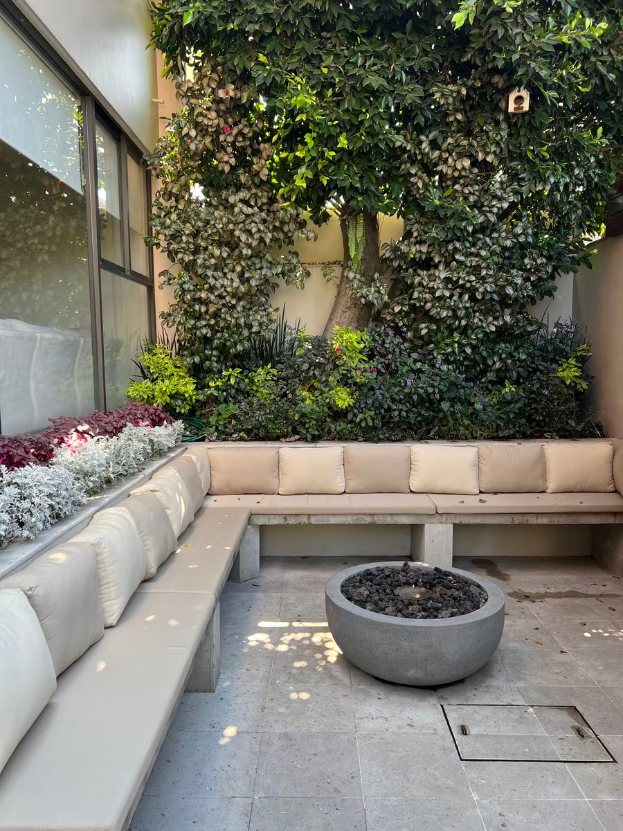 8 de 32: Fogatero en entrada de la casa