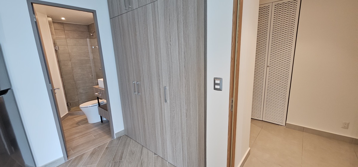 8 de 21: entrada,closet, baño
