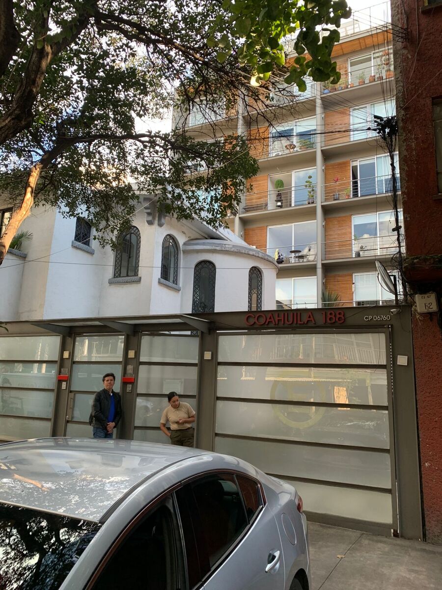 1 of 17: Fachada
