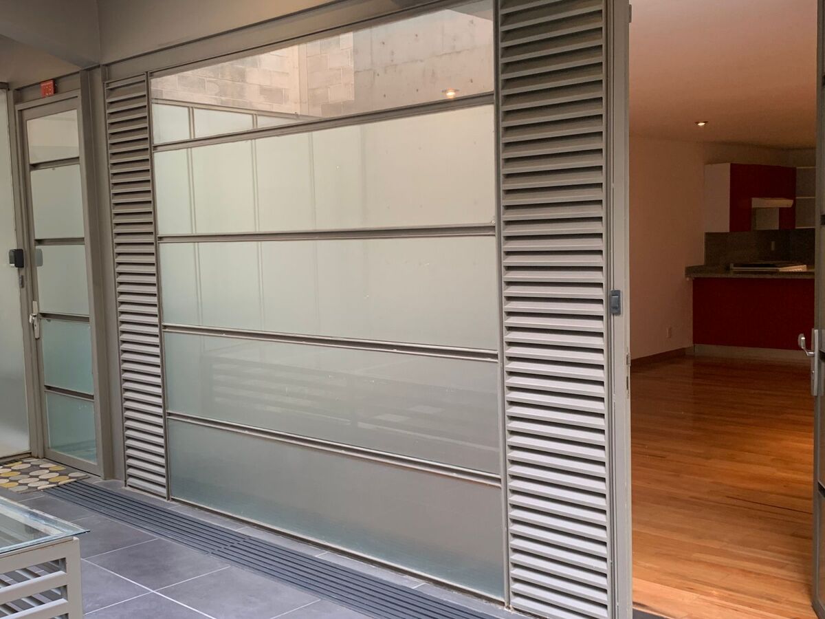 3 of 17: Puerta de acceso al departamento