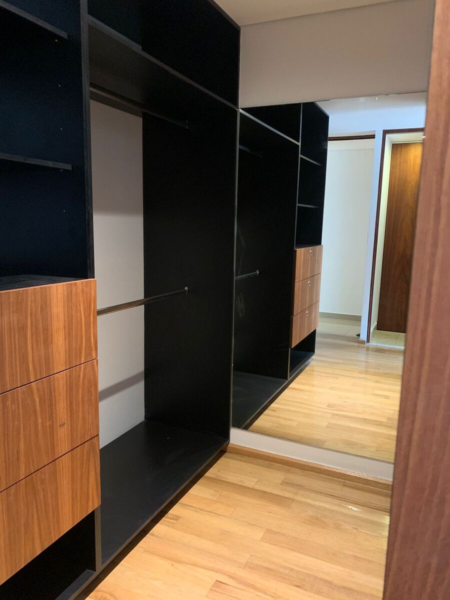 9 of 17: Vestidor