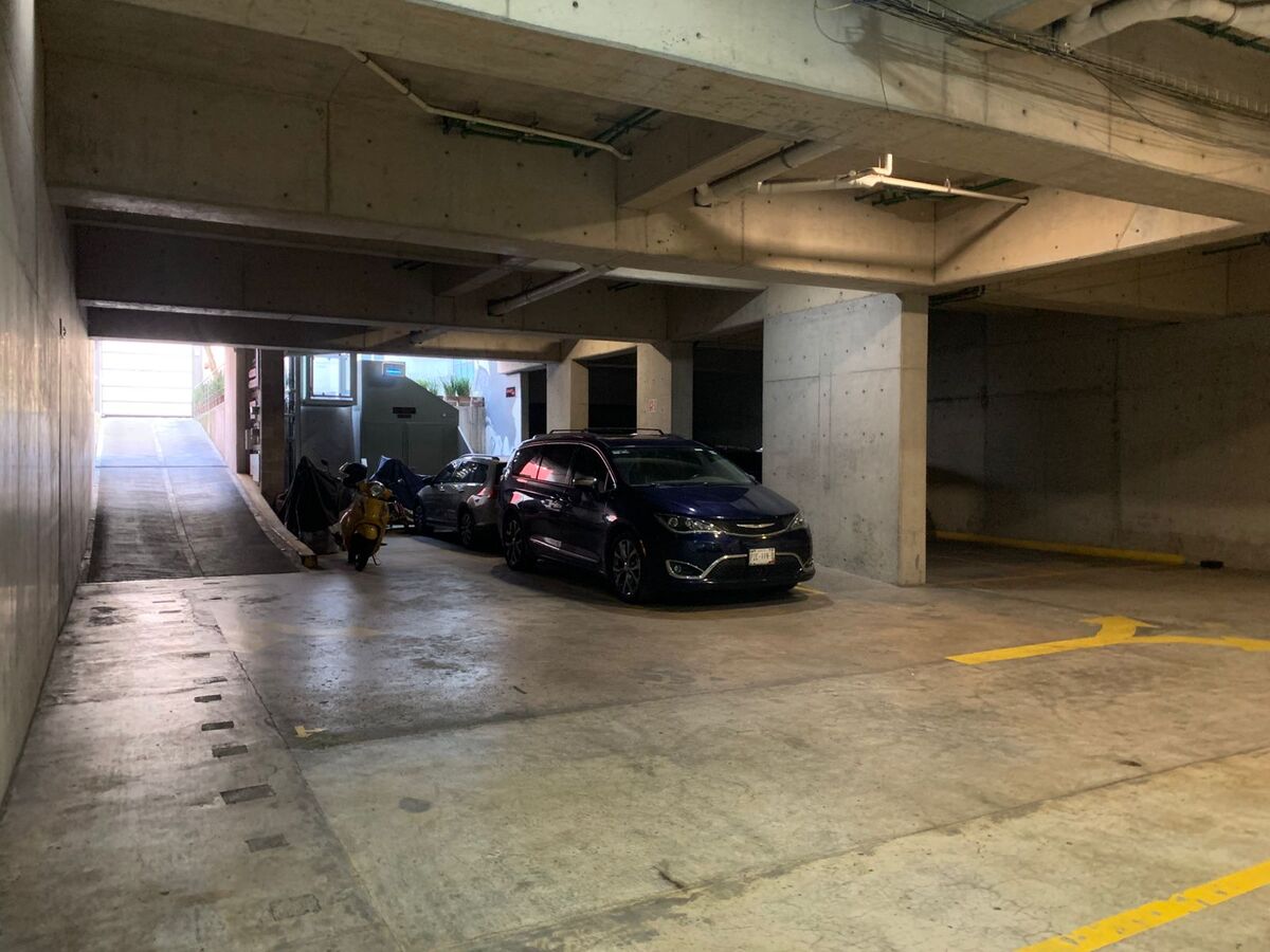 15 of 17: Estacionamiento