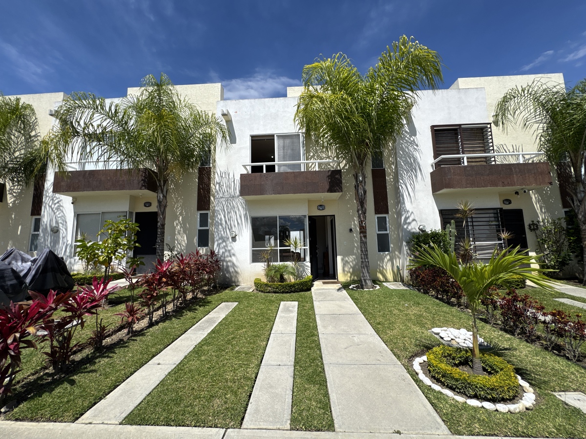 3 de 26: Estacionamiento para 1 auto frente a la casa