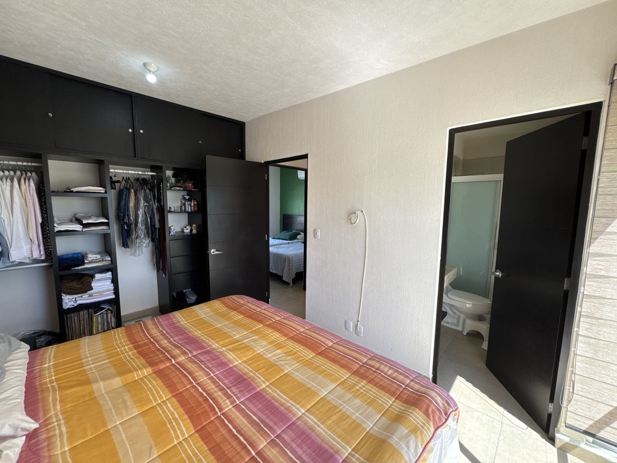 5 de 26: Habitación principal con baño completo y closet