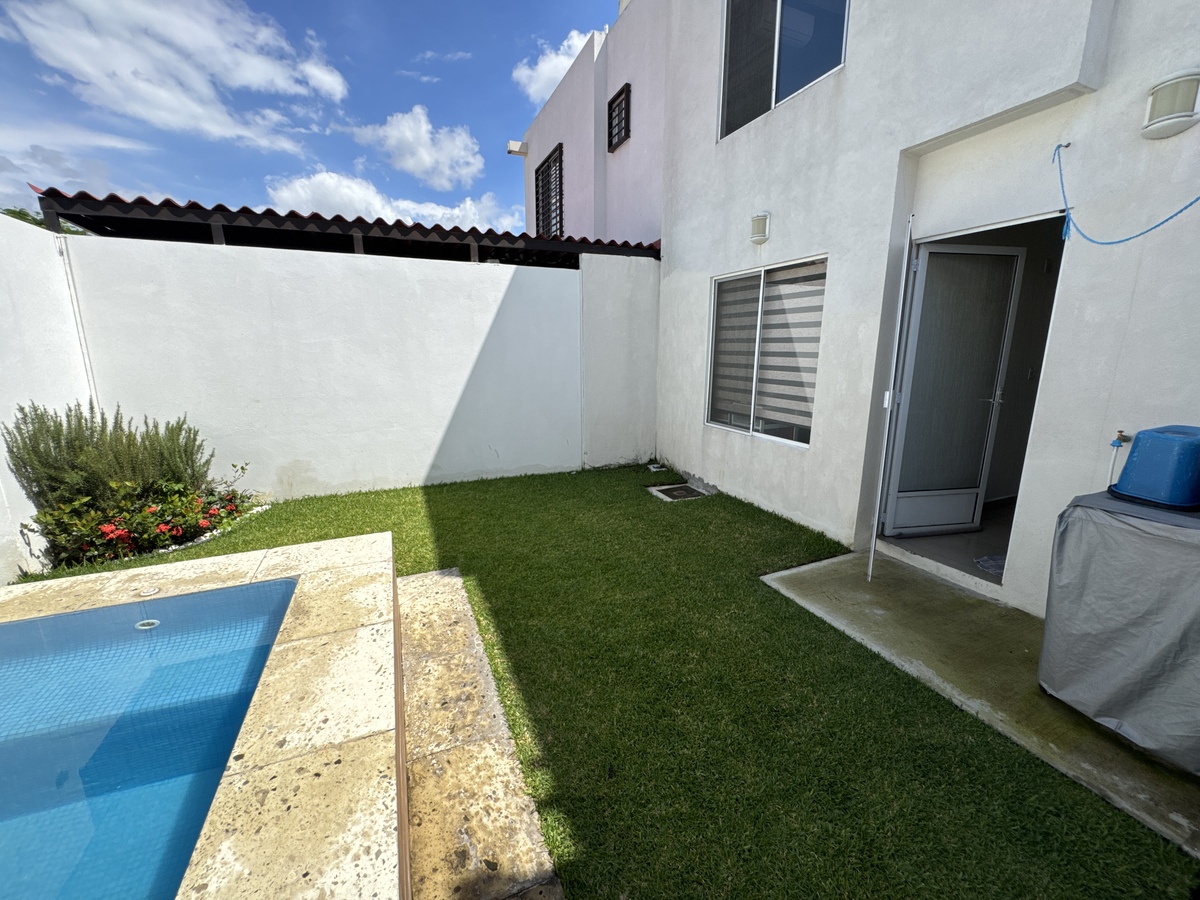 6 de 26: Jardín trasero con jacuzzi