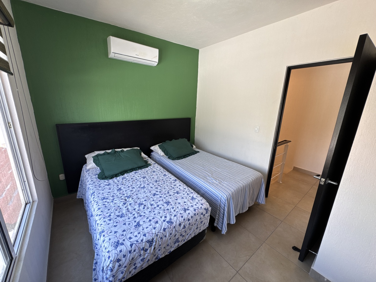 7 de 26: Habitacion secundaria con baño completo.  Planta alta