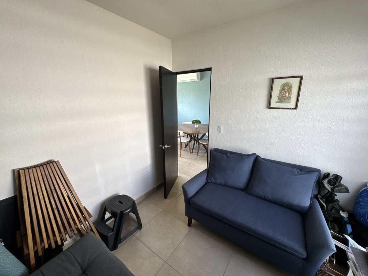 8 de 26: Habitación planta baja . Puede ser oficina o cuarto de TV,