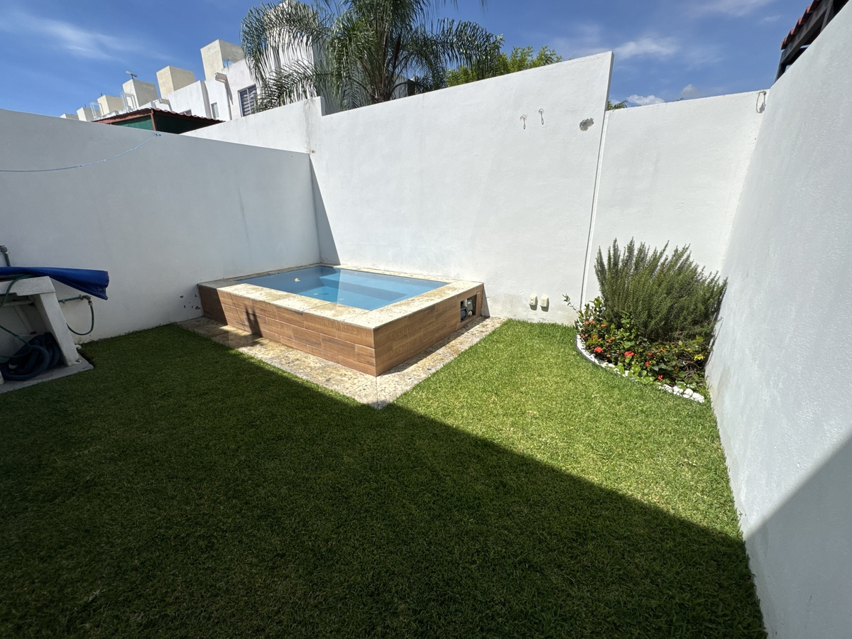 22 de 26: Jardín con jacuzzi