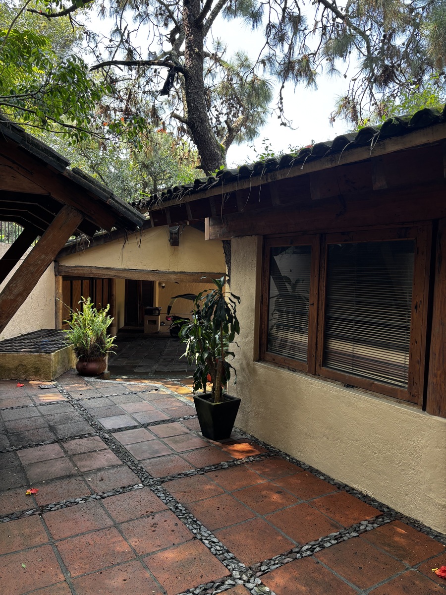 3 of 17: Lobby Entrada