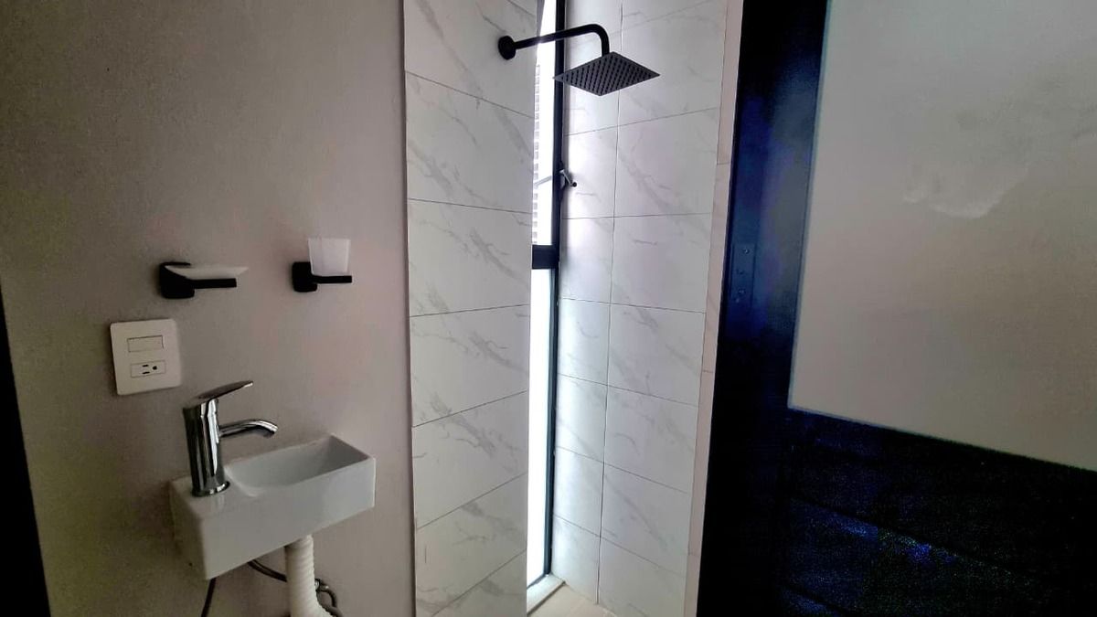 14 de 46: Baño de Servicio