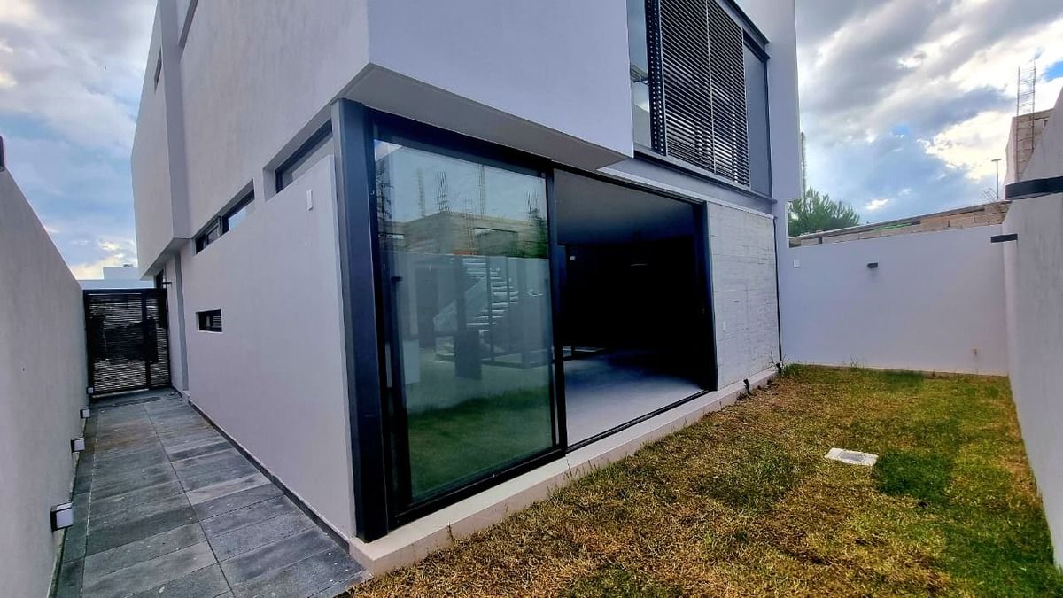 15 de 46: Jardín y servidumbre