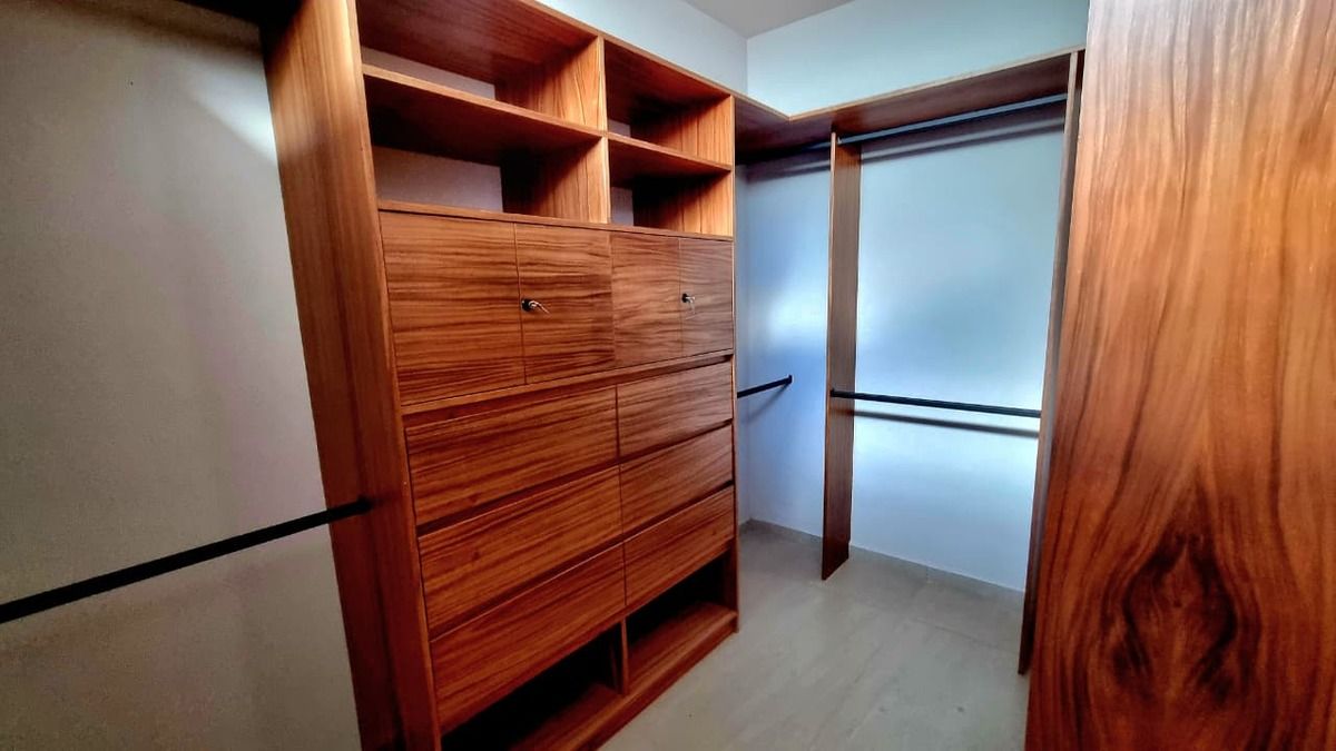 30 de 46: Walking closet recámara principal