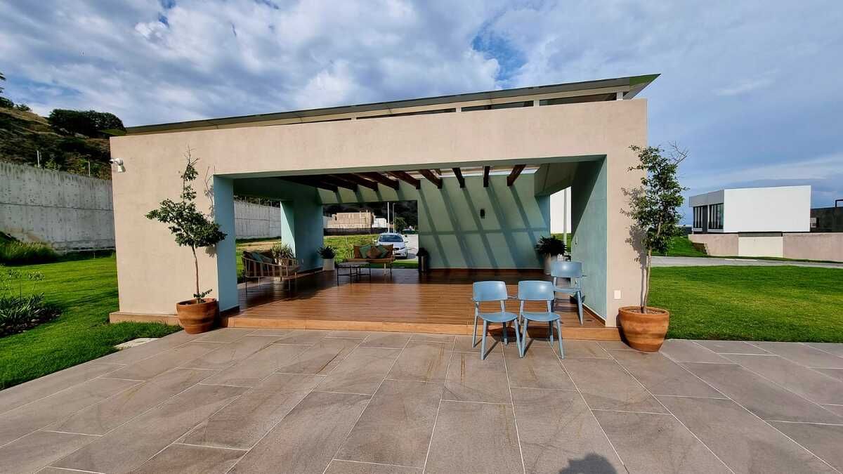 30 of 40: Terraza casa club