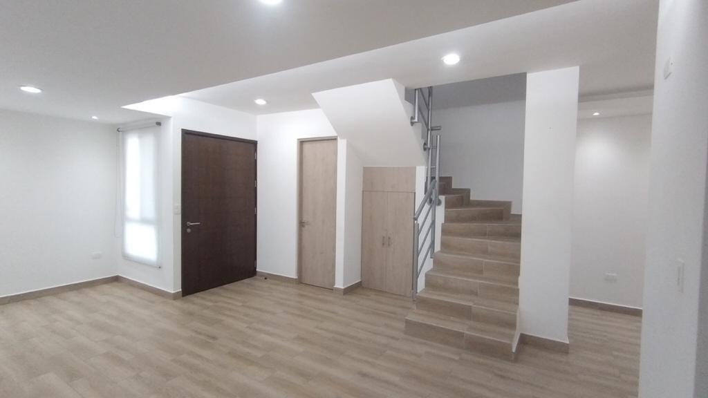 4 of 16: BODEGA AMMPLIA ABAJO ESCALERAS