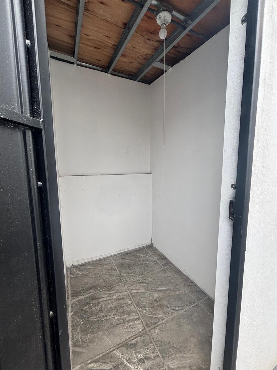 26 de 27: Bodega entrada